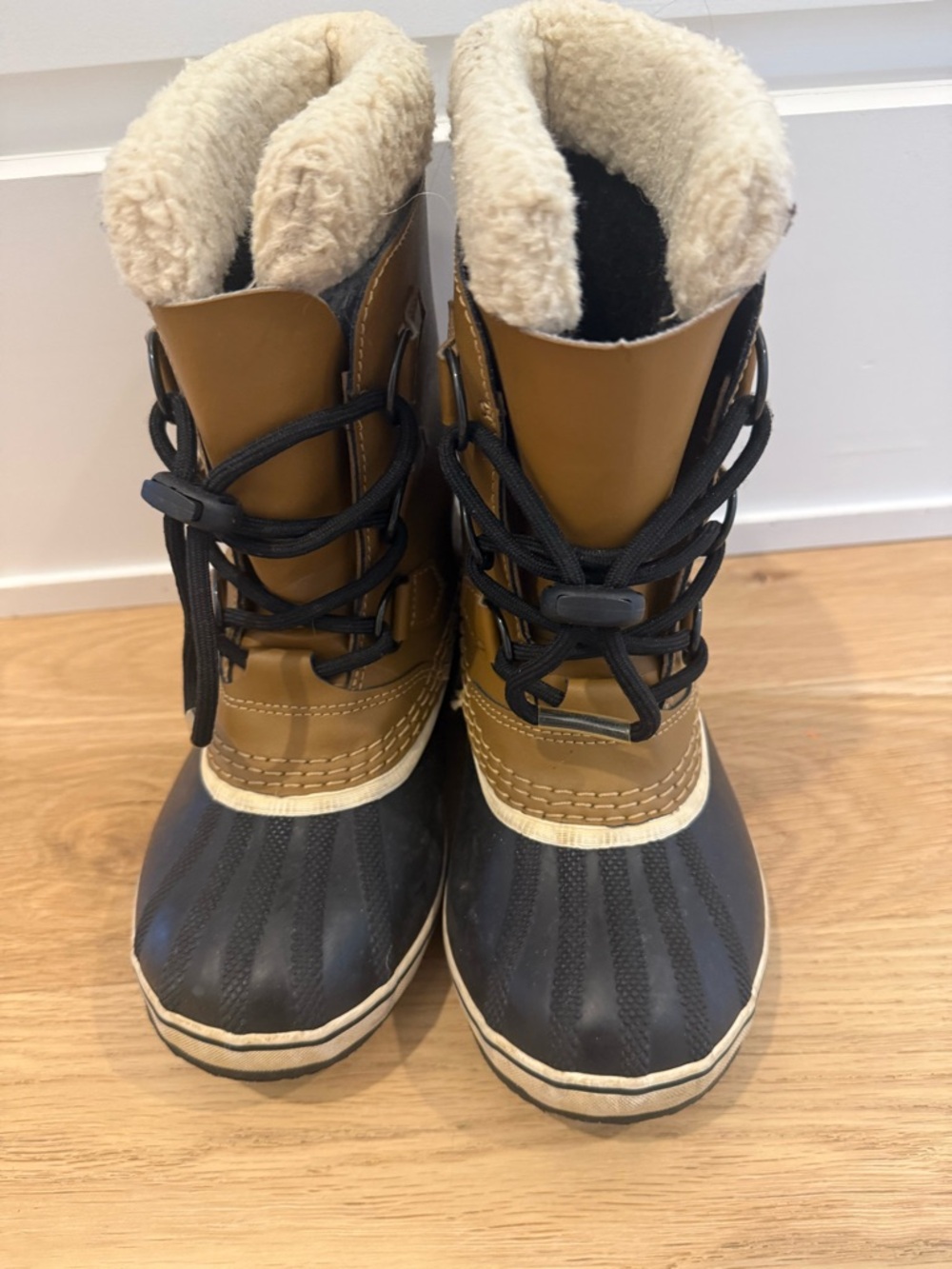 Kids Sorel tan and Black Waterproof Winter Boots with Sherpa Lining like new